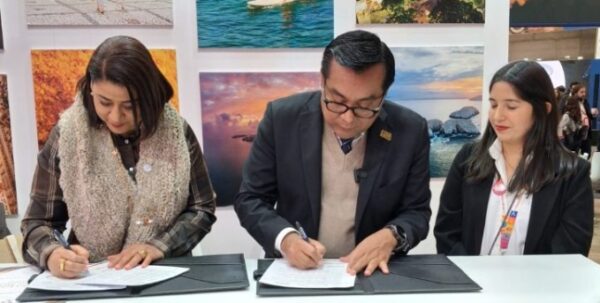 Yenny Polanco Lovera, Simón Quiñones y Aida Pérez en la firma del convenio.