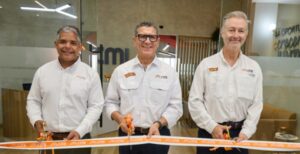 Krist Núñez, Eduardo Romero y Daniel Maldonado en el corte de cinta.