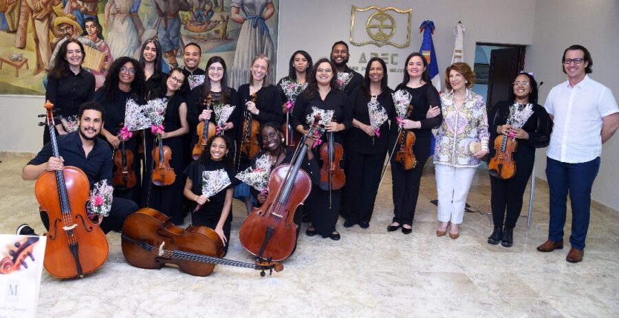 Ejecutivos de la entidad junto a artistas que ofrecieron el recital.