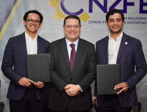 Ejecutivos de la empresa y representantes del Gobierno.