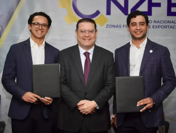 Ejecutivos de la empresa y representantes del Gobierno.