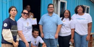 Ejecutivos de la entidad entregan  viviendas.