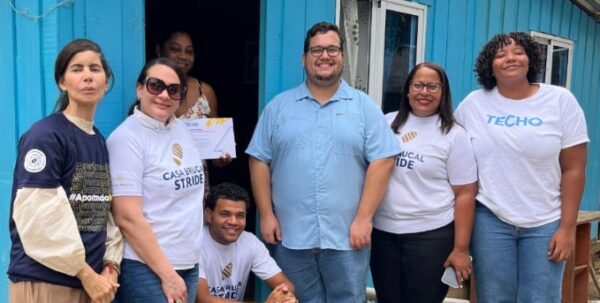 Ejecutivos de la entidad entregan  viviendas.