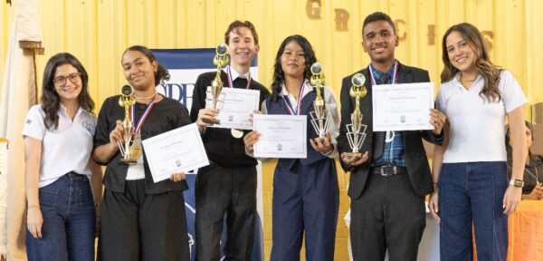 Sarah Diana Peña González y Sofía Ramírez Álvarez, creadoras de Speak Up DR, junto a Miry Belliard, Sergio Reyes, Camille Espejo y Darío García.