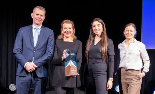 Equipo de Sostenibilidad de Air Europa con el galardón junto a miembros de Skyteam.