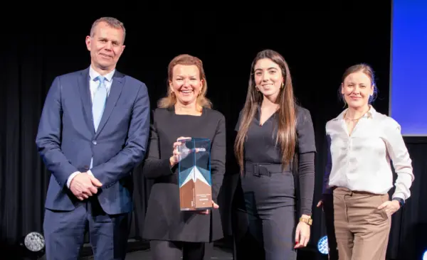 Equipo de Sostenibilidad de Air Europa con el galardón junto a miembros de Skyteam.