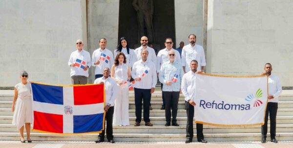 Directivos, miembros del Consejo y ejecutivos de la Refinería  durante la ofrenda floral.