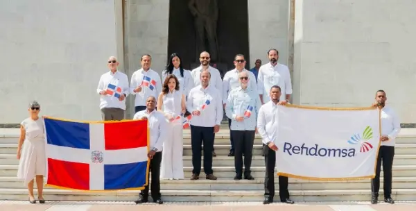 Directivos, miembros del Consejo y ejecutivos de la Refinería  durante la ofrenda floral.