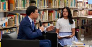 Roberto Ángel Salcedo conversa con una estudiante.