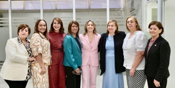 Gloria Reyes, junto a las  gobernadoras provinciales que estarán en la    consulta.