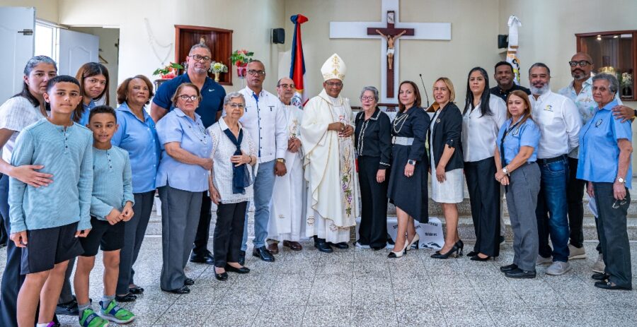 Ejecutivos y docentes del colegio.
