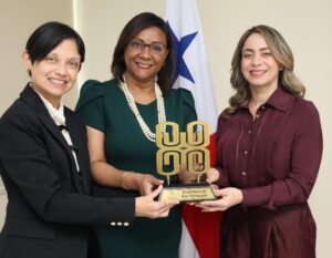 Niurka Palacios,  Laura M. Godoy y Gloria Reyes.