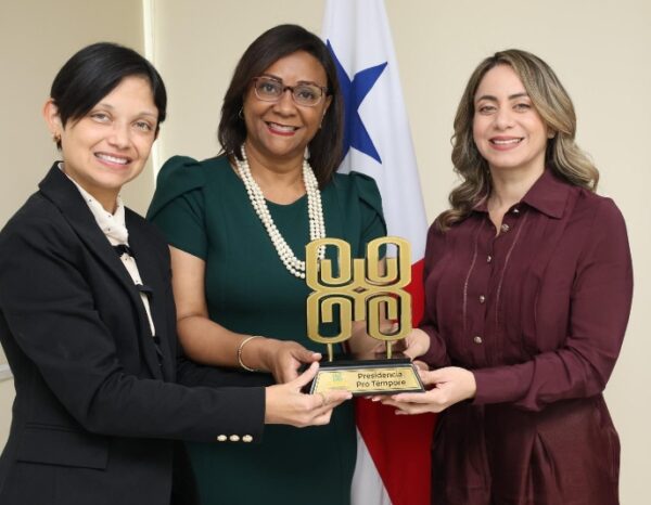 Niurka Palacios,  Laura M. Godoy y Gloria Reyes.