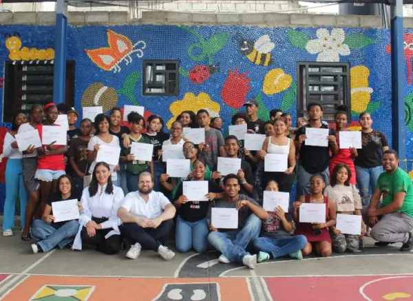 Jóvenes de Abriendo Camino reciben sus certificados de Voces Futuras.