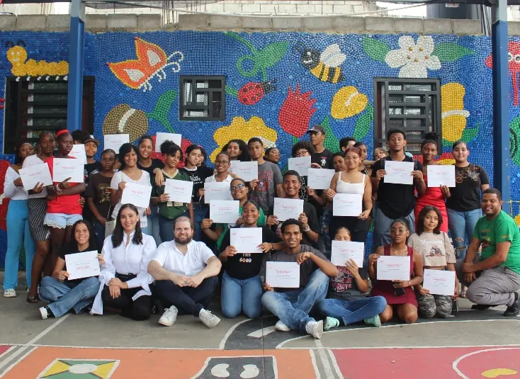 Jóvenes de Abriendo Camino reciben sus certificados de Voces Futuras.