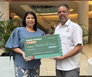 Ejecutivos de la institución en el acto.