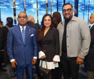 Los representantes de la inmobiliaria en la feria turística.