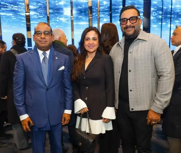 Los representantes de la inmobiliaria en la feria turística.