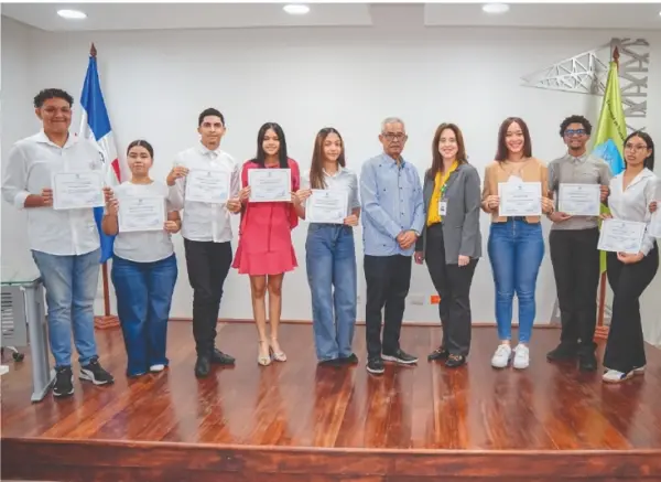 Empleados de ETED junto a sus hijos.