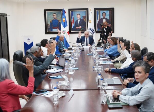 Ministro de Educación y miembros de la Junta de Directores.