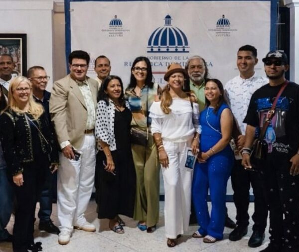 Algunos de los artistas que integran la exposición colectiva.