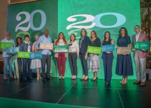 Cynthia León y Priscilla Kelly León junto a representantes de ONG.