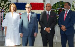 Héctor Valdez Albizu, al centro, junto a ejecutivos de la entidad bancaria.