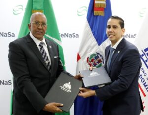 Contralor Félix Santana y el director Senasa Edward Guzmán.