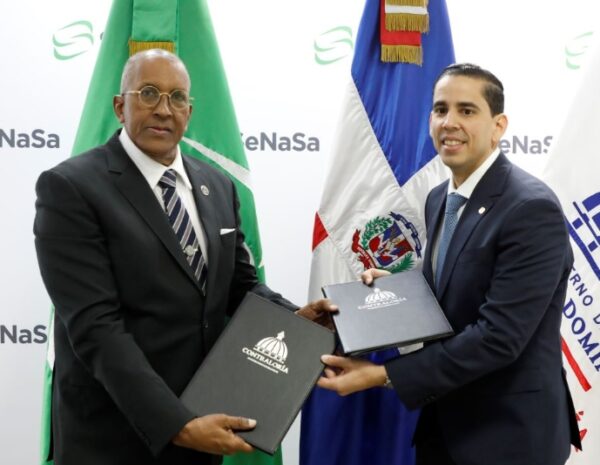 Contralor Félix Santana y el director Senasa Edward Guzmán.
