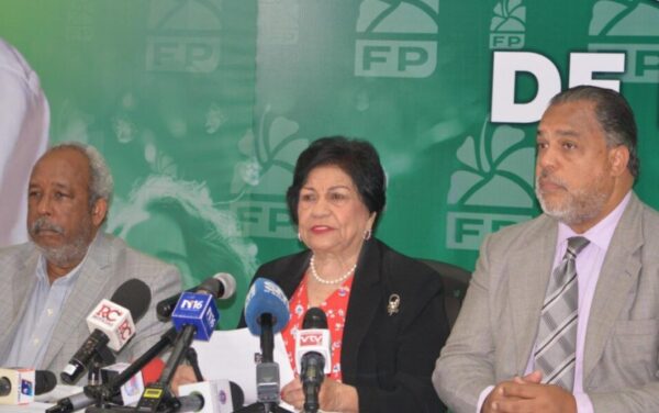 Miembros de la  Secretaría de Educación de Fuerza del Pueblo.