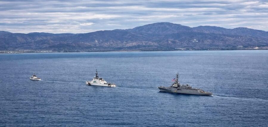 La llegada de los buques estadounidenses se produce en medio de un ambiente de tensión   y por un auge de la violencia promovida por pandillas armadas.