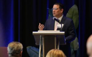 Eduardo Sanz Lovatón participa en actividad en Miami.