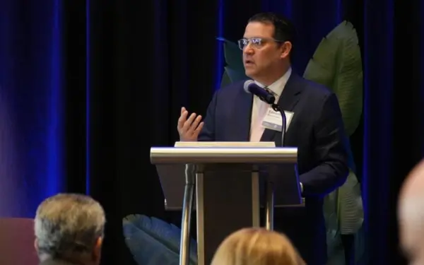 Eduardo Sanz Lovatón participa en actividad en Miami.