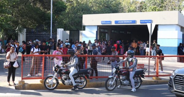 Usuarios del Metro    se vieron afectados   debido a que el Metro  tuvo una parada programada por varios minutos.  Duanny  Núñez