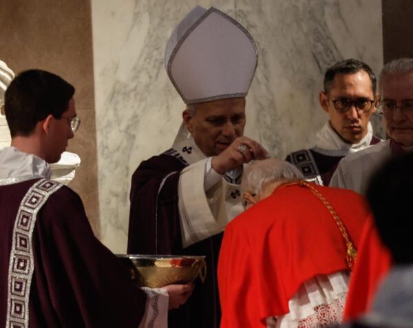 Ayer inició la Cuaresma con el Miércoles de Ceniza. efe