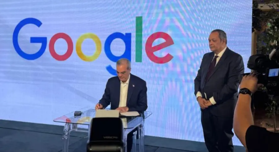 Abinader mientras firma  decreto para declarar los puertos digitales de alto interés para el país.  fuente externa