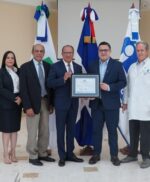 Equipo del centro muestra el reconocimiento.