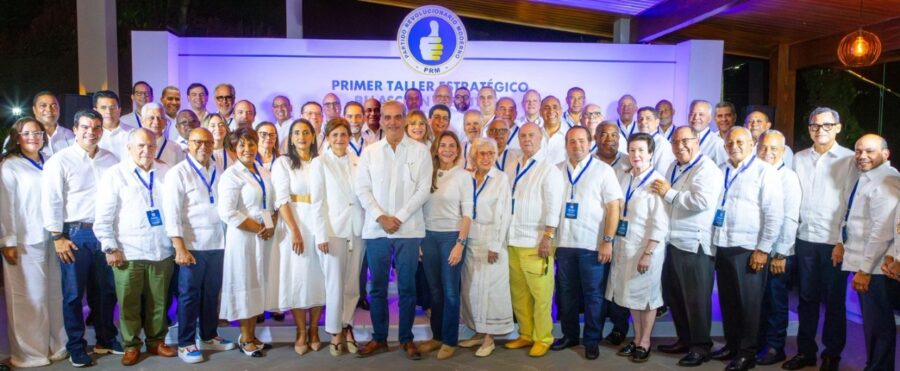 El presidente Luis Abinader junto a otros miembros del PRM.
