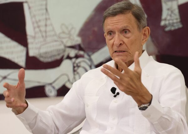 El canciller Roberto Álvarez,  durante  el Almuerzo Semanal del Grupo de Comunicaciones Corripio.  José de León