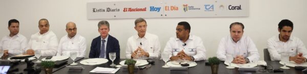 Cuando se le preguntó si estas eran las chacabanas que serían utilizadas en la fallida cumbre de Punta Cana, el canciller Roberto Álvarez lo negó, dijo, en cambio, que están guardadas para encuentros puntuales de este año. Llamó la atención que él y los funcionarios que le acompañaban estuvieron uniformados con esta prenda de bandera en el lado izquierdo.  José de León