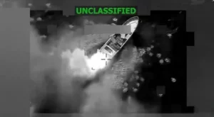 Imagen difundida en la cuenta en X @Southcom del Comando Sur de las fuerzas armadas estadounidenses de un supuesto bote del narcotráfico atacado por la Fuerza de Tarea Conjunta del Comando Sur este lunes, en el Pacífico.