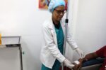 Adolescente con cáncer infantil siendo canalizado para su tratamiento en el Incart. Alexis Monegro.