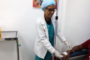 Adolescente con cáncer infantil siendo canalizado para su tratamiento en el Incart. Alexis Monegro.