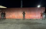 Agentes custodian el cargamento confiscado