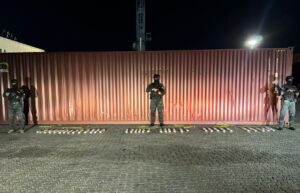 Agentes custodian el cargamento confiscado