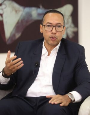 Lorenzo Ramírez mostró los distintos modelos del nuevo pasaporte electrónico.