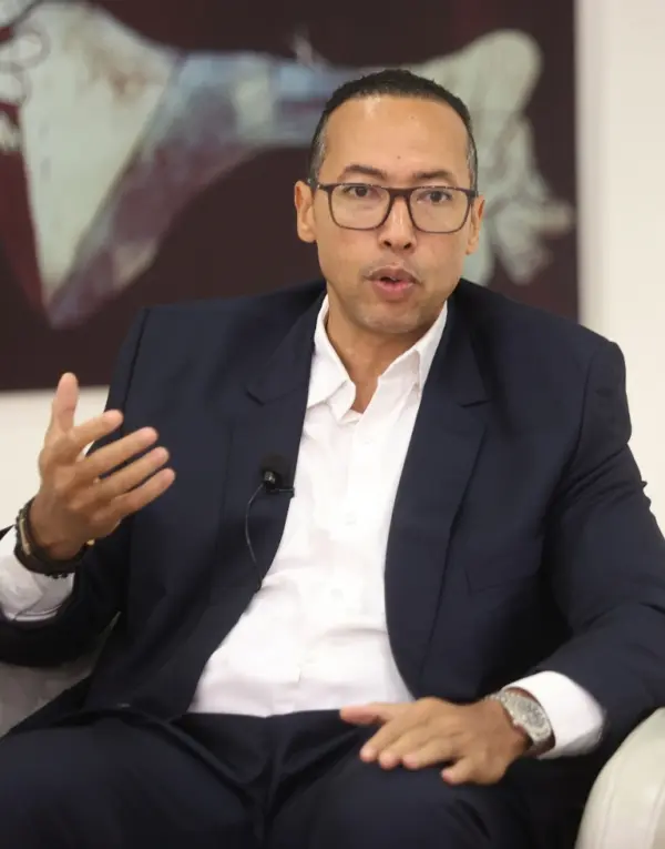 Lorenzo Ramírez mostró los distintos modelos del nuevo pasaporte electrónico.