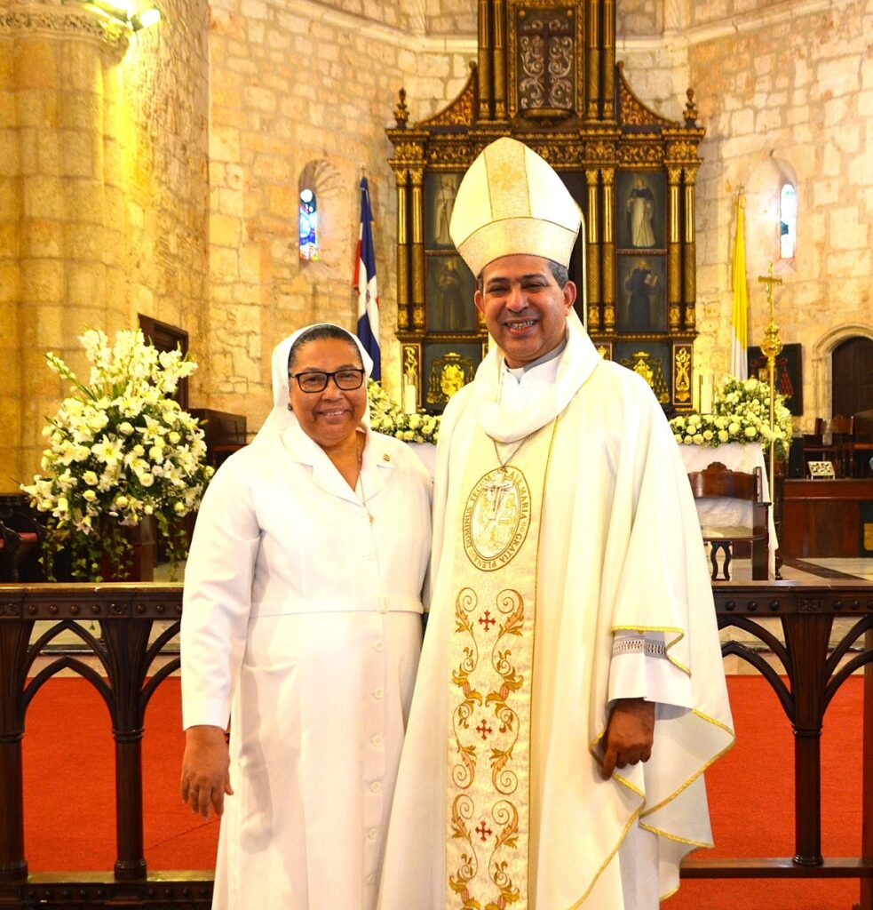 Arzobispo coadjutor Carlos Morel Diplán junto a sor Trinidad Ayala, coordinadora de la Pastoral de la Salud.