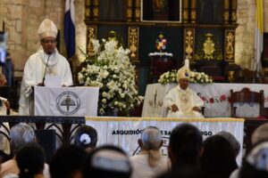 Arzobispo coadjutor Carlos Tomás Morel Diplán durante la eucaristía