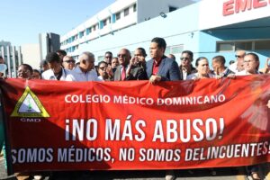 CMD realiza vigilia en reclamo de esclarecer los hechos que involucran a pediatra que fue arrestado en el hospital Robert Reid Cabral. Alexis Monegro.